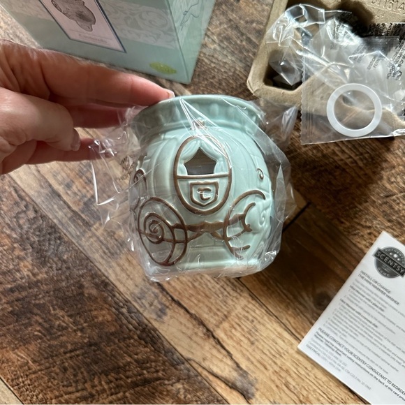 Cinderella Scentsy Mini Warmer NIB - New in Box | Disney - Picture 3 of 10